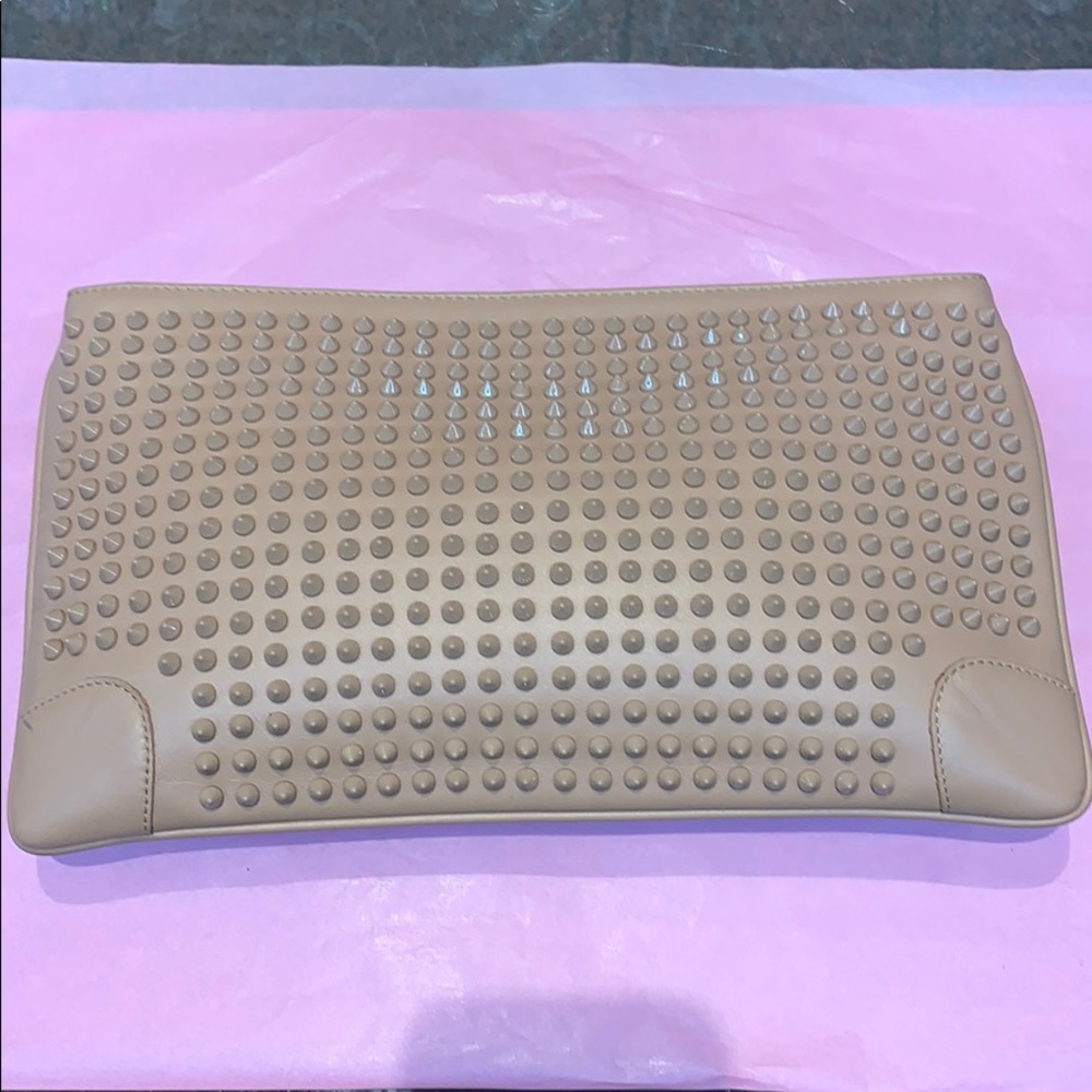Nude LOUBOUTIN spike pouch